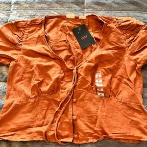 Levi’s crop puff sleeve blouse size M in burnt orange.